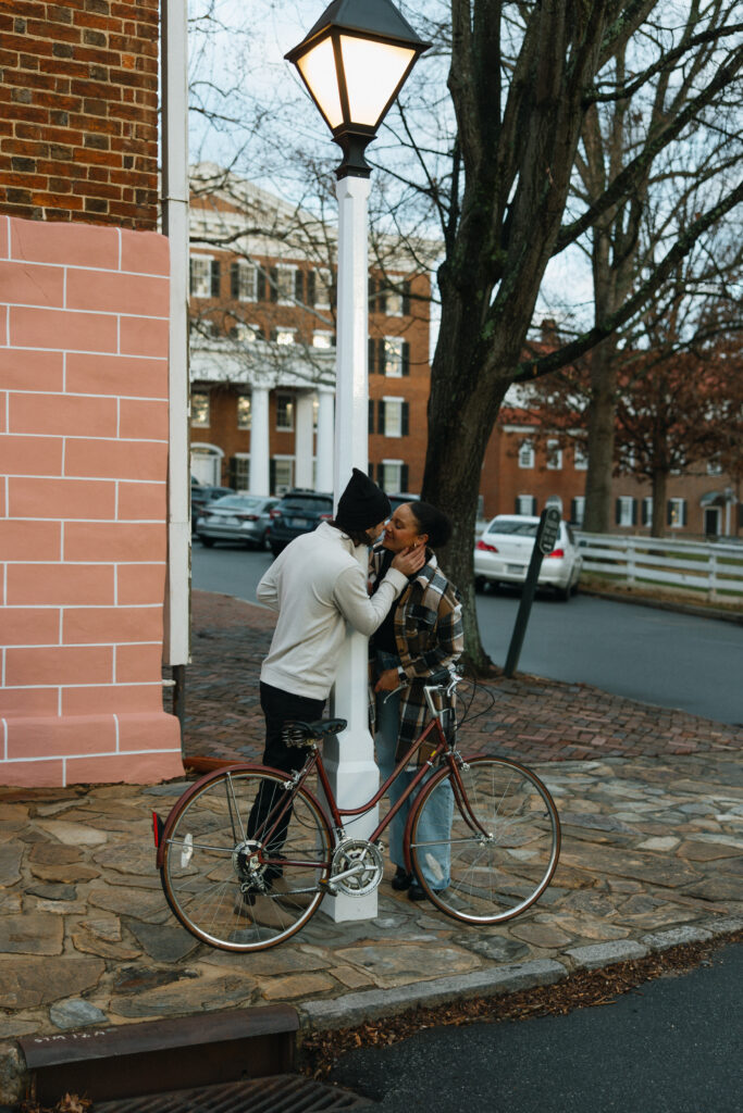 couple splitting the light pole for a kiss